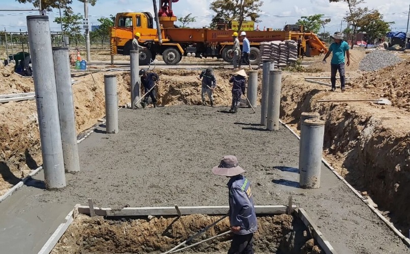 Móng chống rung cho nhà ở là giải pháp kỹ thuật đặc biệt được sử dụng khi công trình xây dựng nằm gần khu vực có rung động mạnh, như: đường sắt, quốc lộ, nhà máy công nghiệp, công trình có máy móc hoạt động liên tục…