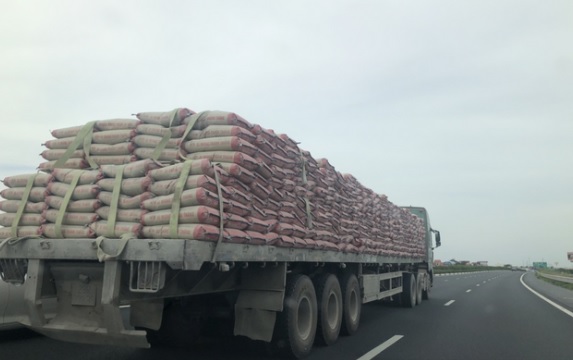 Việc vận chuyển xi măng cần phải tu&acirc;n thủ những quy định nghi&ecirc;m ngặt để tr&aacute;nh t&igrave;nh trạng hư hỏng, mất chất lượng v&agrave; l&atilde;ng ph&iacute;. 