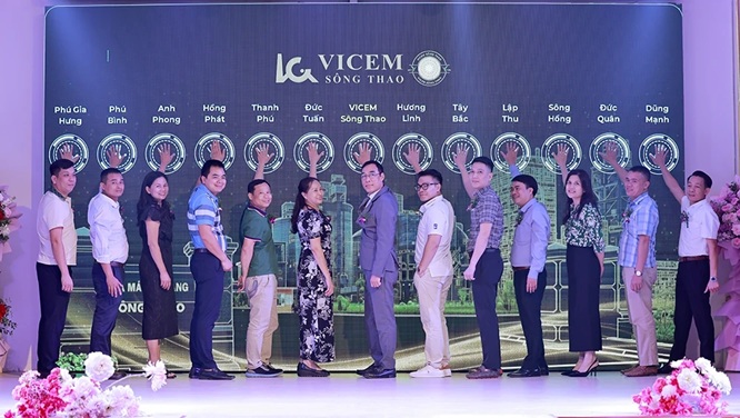 Lãnh đạo Công ty Cổ phần Xi măng VICEM Sông Thao cùng đại diện các nhà phân phối, đại lý bấm nút ra mắt sản phẩm xi măng bao VICEM